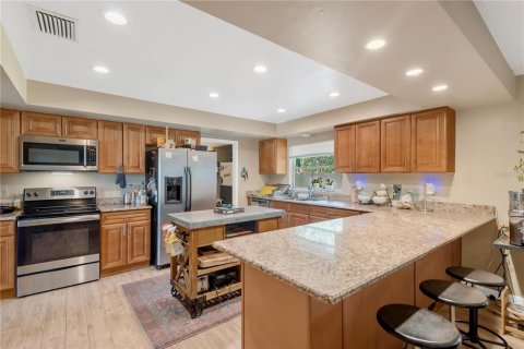 House in Tampa, Florida 4 bedrooms, 200.67 sq.m. № 2324595 - photo 10