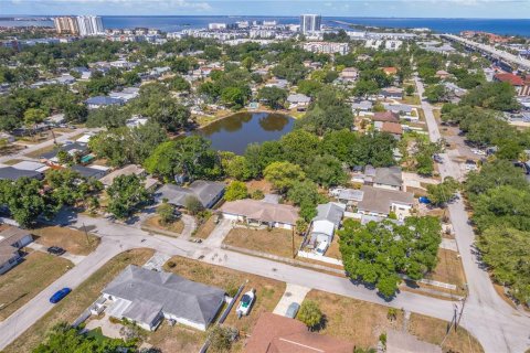 House in Tampa, Florida 4 bedrooms, 200.67 sq.m. № 2324595 - photo 5