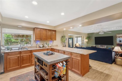 House in Tampa, Florida 4 bedrooms, 200.67 sq.m. № 2324595 - photo 12