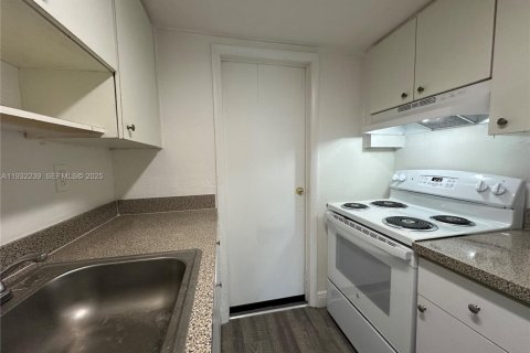 Apartamento en alquiler en North Miami, Florida, 1 dormitorio, 3319.4 m2 № 2076992 - foto 6