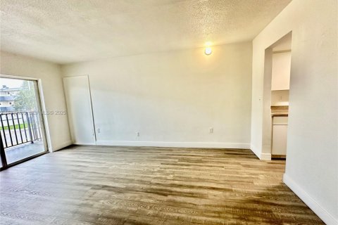 Apartamento en alquiler en North Miami, Florida, 1 dormitorio, 3319.4 m2 № 2076992 - foto 3