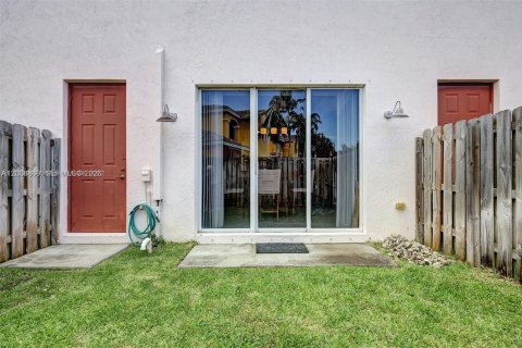 Townhouse in Homestead, Florida 3 bedrooms, 132.66 sq.m. № 2177814 - photo 3
