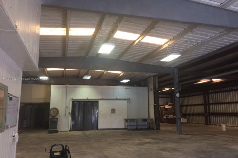 Propiedad comercial en venta en Miami, Florida № 1861110 - foto 9
