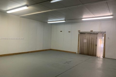 Propiedad comercial en venta en Miami, Florida № 1861110 - foto 10