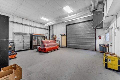 Propiedad comercial en venta en Miami, Florida № 1861110 - foto 12