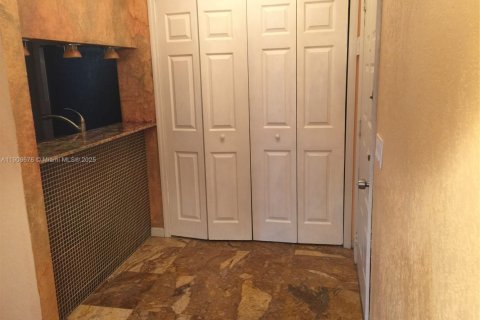 Condo in Pompano Beach, Florida, 1 bedroom  № 1965371 - photo 2