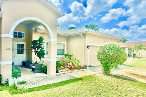 House in Lehigh Acres, Florida 4 bedrooms, 194.44 sq.m. № 1706230 - photo 1