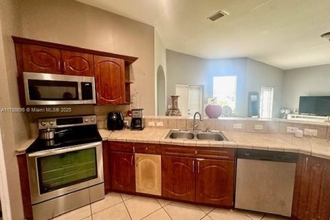 House in Lehigh Acres, Florida 4 bedrooms, 194.44 sq.m. № 1706230 - photo 12