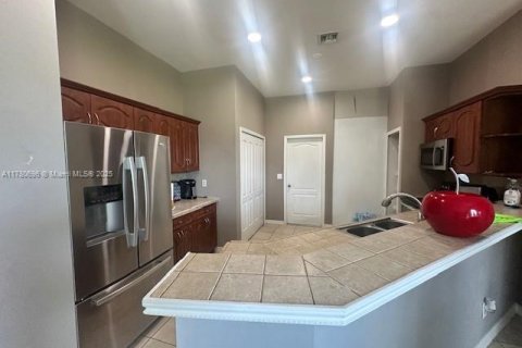 House in Lehigh Acres, Florida 4 bedrooms, 194.44 sq.m. № 1706230 - photo 13