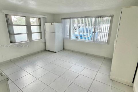 Commercial property in Hialeah, Florida 1 bedroom № 2067566 - photo 3
