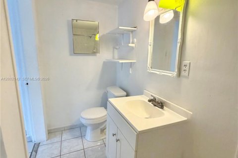 Commercial property in Hialeah, Florida 1 bedroom № 2067566 - photo 4