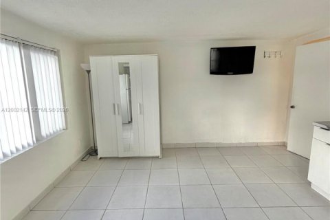Commercial property in Hialeah, Florida 1 bedroom № 2067566