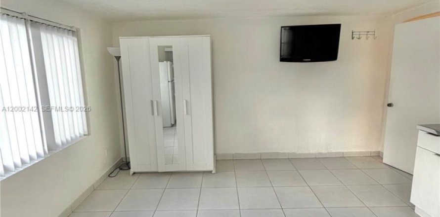 Commercial property in Hialeah, Florida 1 bedroom № 2067566