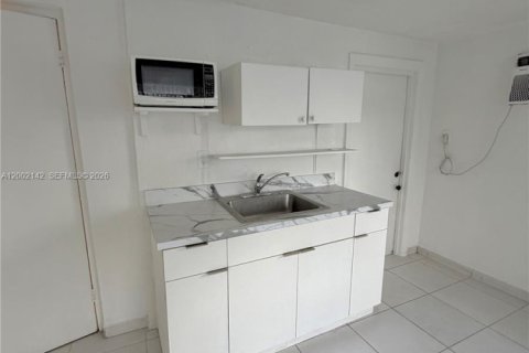 Commercial property in Hialeah, Florida 1 bedroom № 2067566 - photo 2
