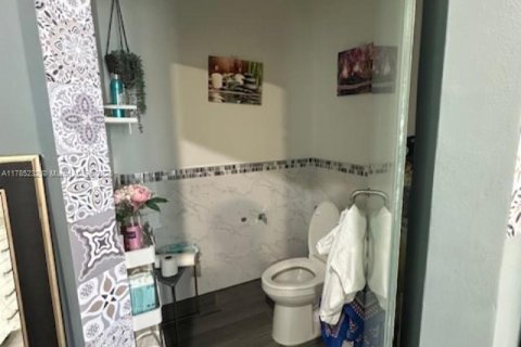 Casa en venta en Hialeah, Florida, 3 dormitorios, 180.51 m2 № 1700559 - foto 16