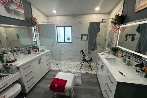 Casa en venta en Hialeah, Florida, 3 dormitorios, 180.51 m2 № 1700559 - foto 15