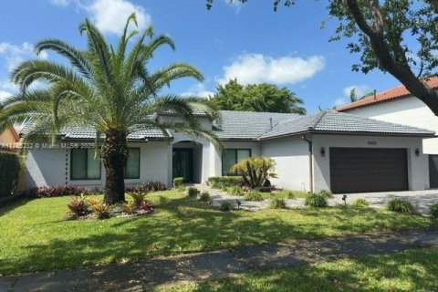 Casa en venta en Hialeah, Florida, 3 dormitorios, 180.51 m2 № 1700559 - foto 2