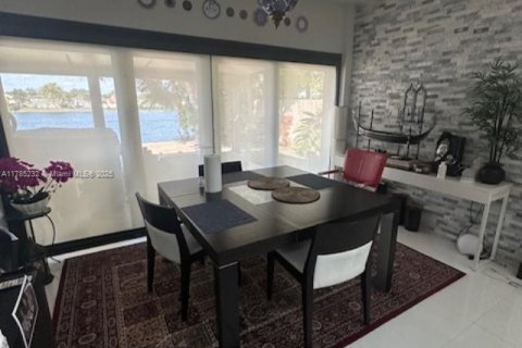 Casa en venta en Hialeah, Florida, 3 dormitorios, 180.51 m2 № 1700559 - foto 10