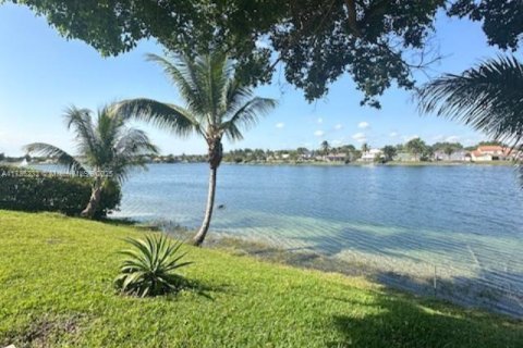 Casa en venta en Hialeah, Florida, 3 dormitorios, 180.51 m2 № 1700559 - foto 4