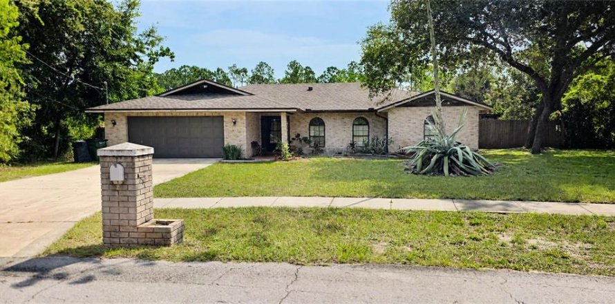House in Deltona, Florida 3 bedrooms, 181.16 sq.m. № 2324310
