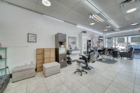 Propiedad comercial en venta en Miami, Florida № 1936508 - foto 2