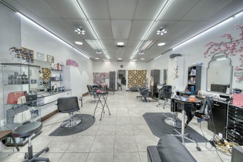 Propiedad comercial en venta en Miami, Florida № 1936508 - foto 1
