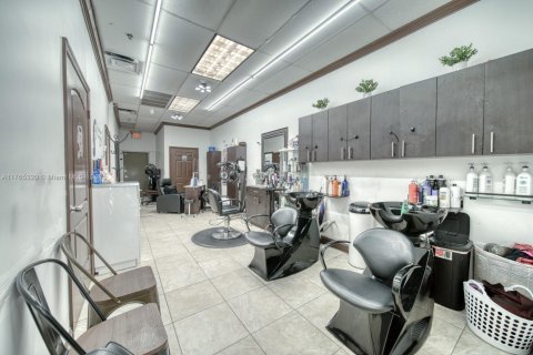 Propiedad comercial en venta en Miami, Florida № 1936508 - foto 3