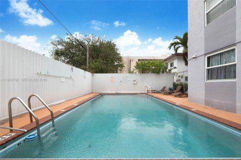 Condo in Miami, Florida, 2 bedrooms  № 2025238 - photo 14