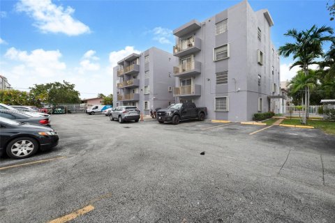 Condo in Miami, Florida, 2 bedrooms  № 2025238 - photo 24