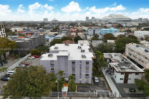 Condo in Miami, Florida, 2 bedrooms  № 2025238 - photo 21