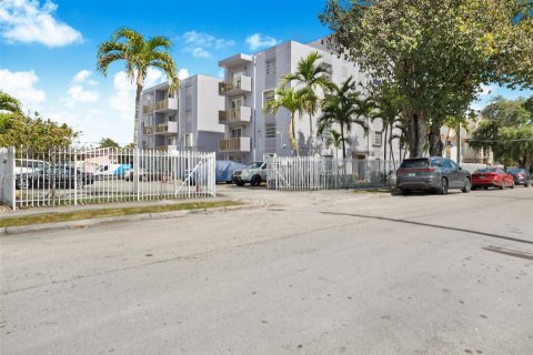 Condo in Miami, Florida, 2 bedrooms  № 2025238 - photo 25