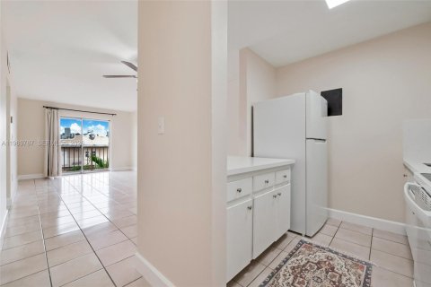 Condo in Miami, Florida, 2 bedrooms  № 2025238 - photo 6