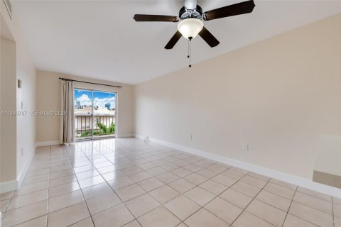 Condo in Miami, Florida, 2 bedrooms  № 2025238 - photo 3