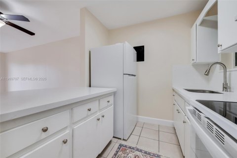 Condo in Miami, Florida, 2 bedrooms  № 2025238 - photo 5