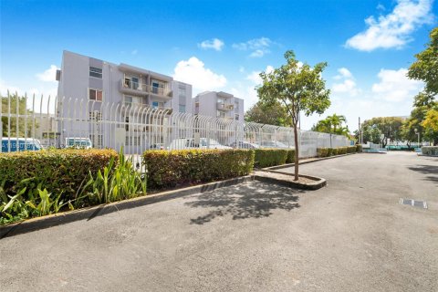 Condo in Miami, Florida, 2 bedrooms  № 2025238 - photo 2