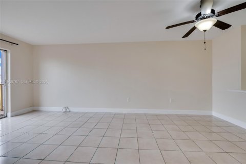 Condo in Miami, Florida, 2 bedrooms  № 2025238 - photo 9