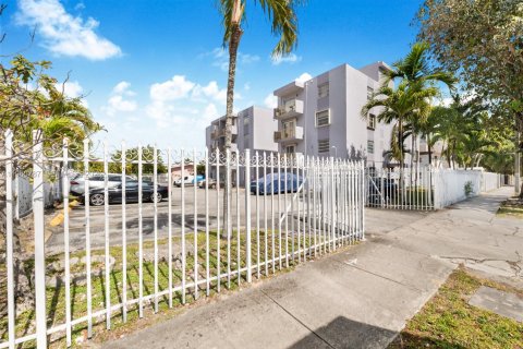 Condo in Miami, Florida, 2 bedrooms  № 2025238 - photo 17