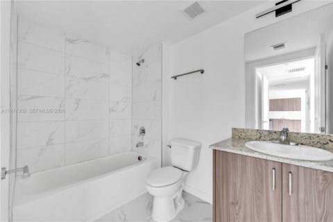 Apartment in North Miami Beach, Florida 2 bedrooms, 74.32 sq.m. № 2036535 - photo 12