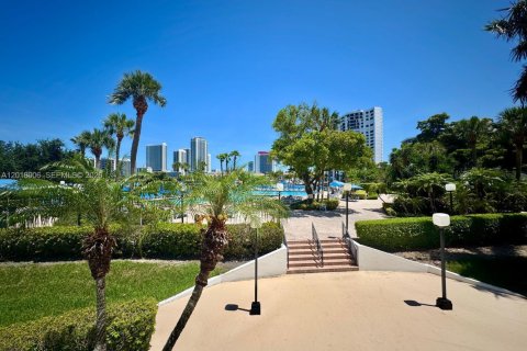 Condo in Hallandale Beach, Florida, 1 bedroom  № 2086324 - photo 24