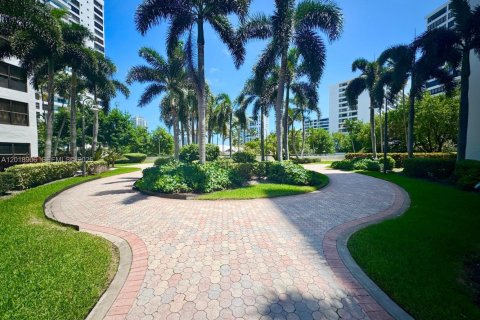 Condo in Hallandale Beach, Florida, 1 bedroom  № 2086324 - photo 11