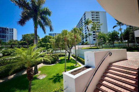 Condo in Hallandale Beach, Florida, 1 bedroom  № 2086324 - photo 25