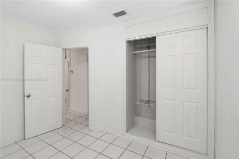 House in Miami, Florida 3 bedrooms, 143.72 sq.m. № 1924285 - photo 14