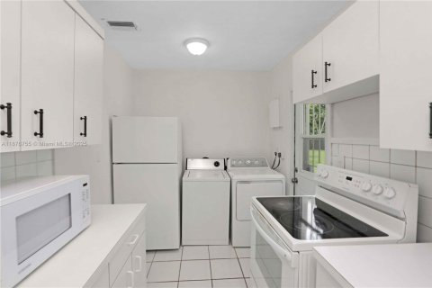 House in Miami, Florida 3 bedrooms, 143.72 sq.m. № 1924285 - photo 9