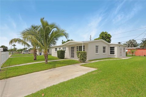 House in Miami, Florida 3 bedrooms, 143.72 sq.m. № 1924285 - photo 2