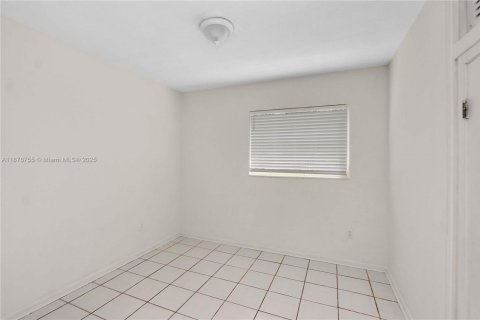 House in Miami, Florida 3 bedrooms, 143.72 sq.m. № 1924285 - photo 10