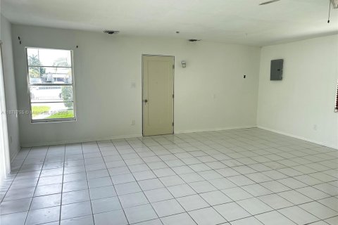House in Miami, Florida 3 bedrooms, 143.72 sq.m. № 1924285 - photo 6
