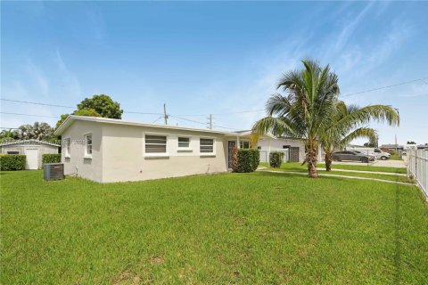 House in Miami, Florida 3 bedrooms, 143.72 sq.m. № 1924285 - photo 21
