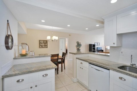 Copropriété à vendre à Hollywood, Floride: 2 chambres, 101.73 m2 № 2253410 - photo 7