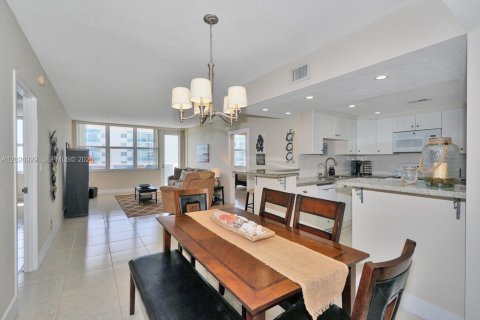 Copropriété à vendre à Hollywood, Floride: 2 chambres, 101.73 m2 № 2253410 - photo 23