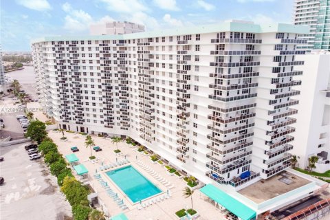 Copropriété à vendre à Hollywood, Floride: 2 chambres, 101.73 m2 № 2253410 - photo 26